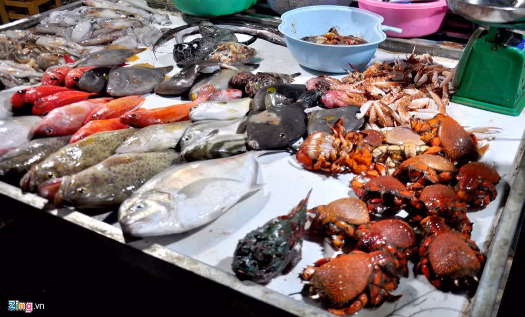 Cá tầm ma, cá mặt quỷ, cua huỳnh đế, cá mú, ghẹ, bạch tuộc... là những món đặc trưng nơi đây.