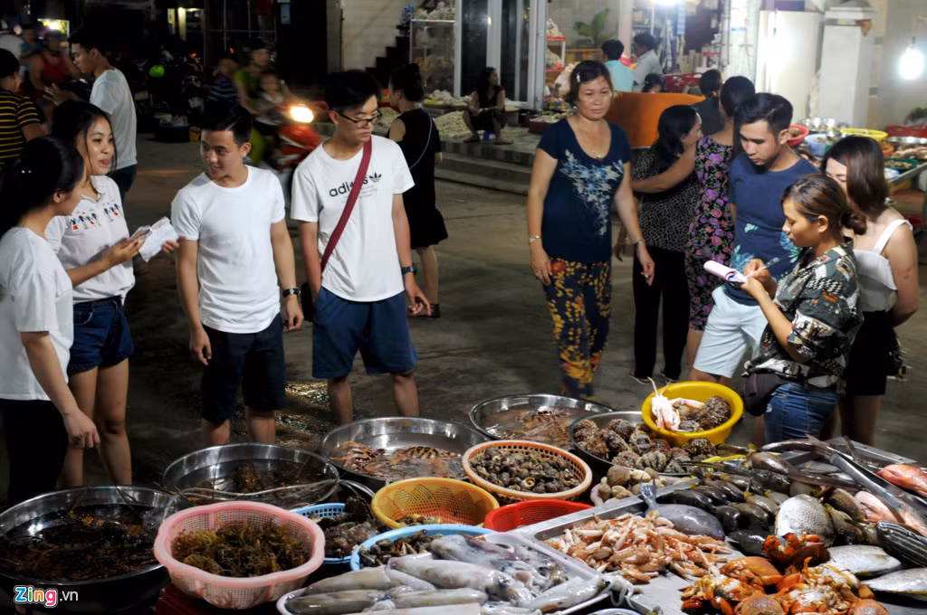 Chủ gian hàng hải sản Trần Thị Thuận (ngụ thôn Tây, xã An Vĩnh), cho hay năm 2014, sau khi có điện lưới quốc gia, du khách trong nước, quốc tế đến tham quan đảo Lý Sơn tăng đột biến. Trước cơ hội này, nhiều hộ dân nơi đây nghĩ cách mở gian hàng hải sản gần cầu cảng để buôn bán.