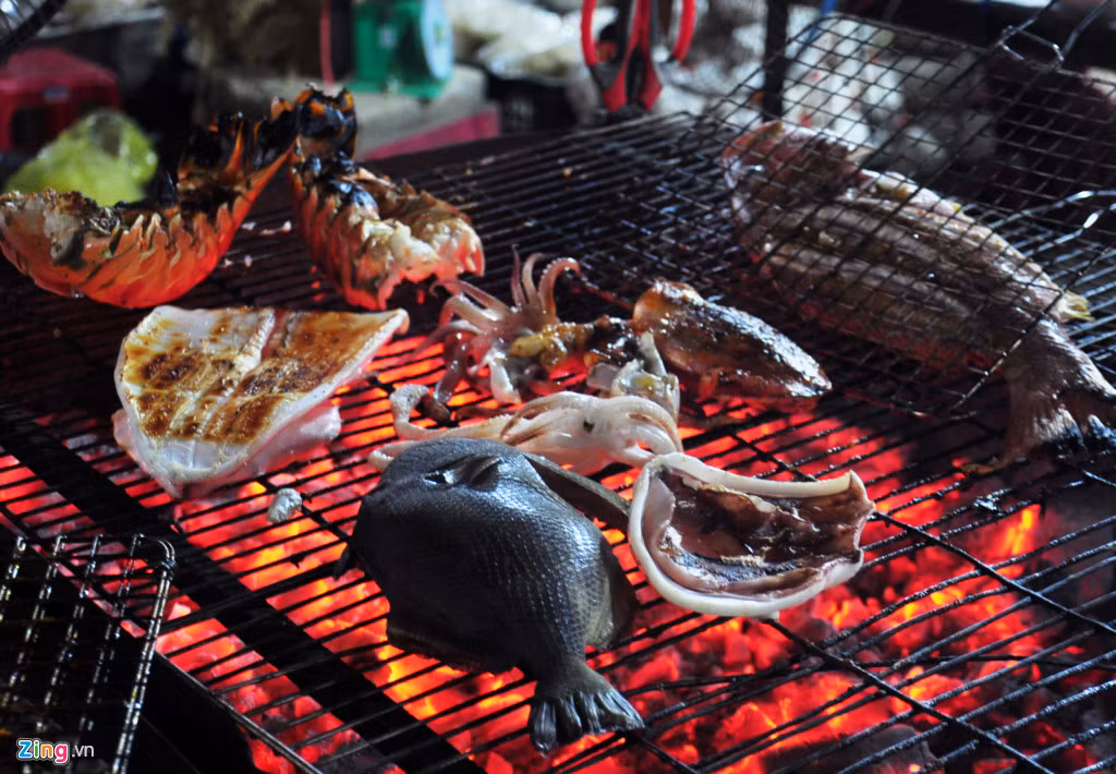 Tôm, cá, mực được nướng trên lò than rực hồng là yếu tố hấp dẫn thực khách. Ông Lê Văn Ninh, Phó chủ tịch UBND huyện đảo Lý Sơn, cho biết ba năm qua, chợ đêm vừa tạo thêm sản phẩm du lịch mới hấp dẫn du khách vừa góp phần tạo việc làm, cải thiện thu nhập đáng kể cho nhiều hộ dân địa phương.