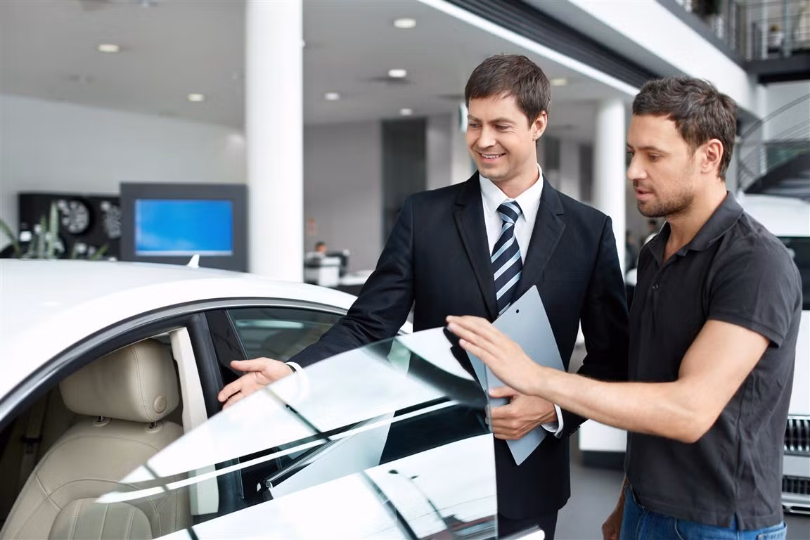 Nhân viên bán hàng luôn giữ một vị trí quan trọng trong các quy trình hoạt động kinh doanh. Không chỉ là người trực tiếp tạo ra doanh thu, họ còn là bộ mặt của doanh nghiệp, chịu trách nhiệm truyền tải hình ảnh của doanh nghiệp đến khách hàng. Ảnh: Carmudi.