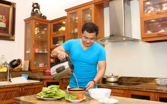 Lý Hùng thích tổ ấm của mình có không gian mở nên không làm tường ngăn giữa phòng khách, phòng ăn và bếp.