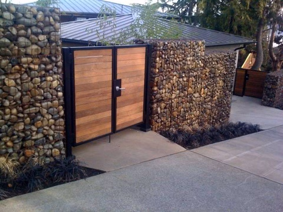 Hàng rào bằng sỏi thể hiện rõ cá tính của gia chủ. Ảnh: House.