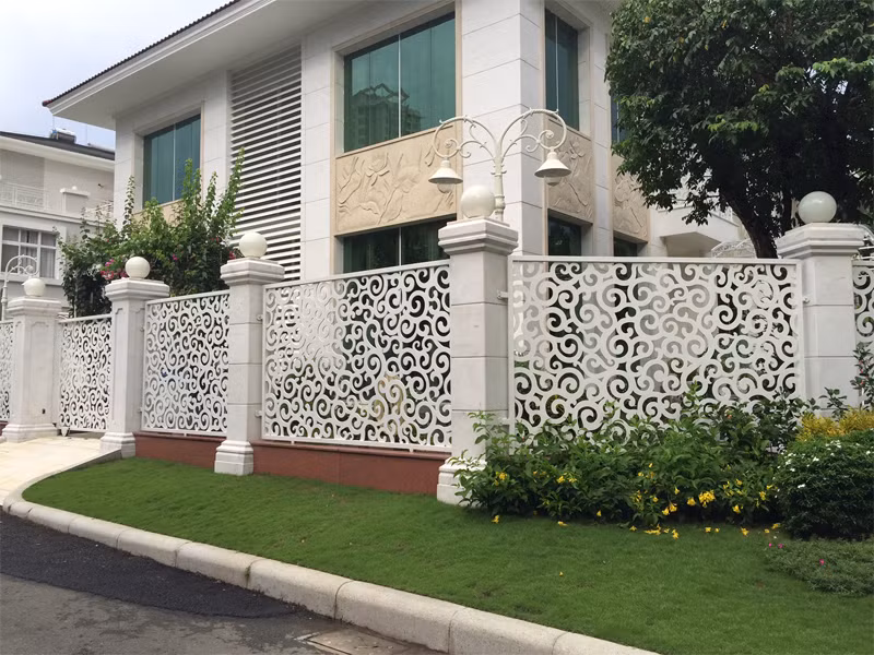 Hàng rào trắng với thiết kế hoa văn dày có tính nghệ thuật cao. Ảnh: Skyhome.
