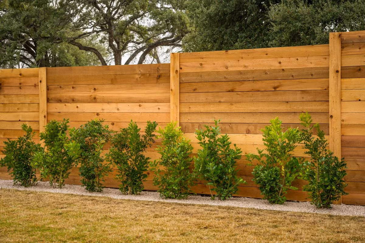 Tường rào bằng gỗ vừa chắc chắn vừa có giá trị thẩm mĩ cao. Ảnh: Hgtvhome.
