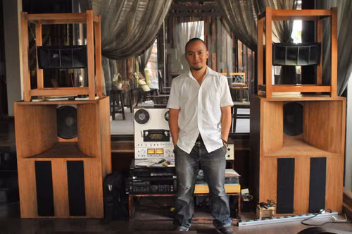 Trong không gian sống của chàng rapper có rất nhiều đồ cổ. Chiếc bàn cổ, bộ đi - văng bằng gỗ rộng rãi, bàn ghế xưa, dàn loa xưa, bóng đèn tóc tỏa ra ánh sáng vàng hiu hắt… phối trộn lẫn nhau trong một không gian đậm tính nghệ sĩ.