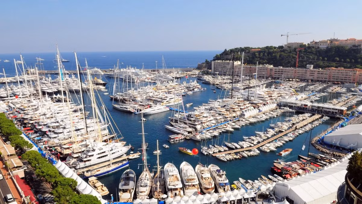 Monaco được coi là chốn hội ngộ của siêu du thuyền trên thế giới. Hàng năm, các tỷ phú lại rủ nhau về đây để chiêm ngưỡng những siêu du thuyền đắt đỏ, sang trọng bậc nhất toàn cầu. Ảnh: Port Adriano.