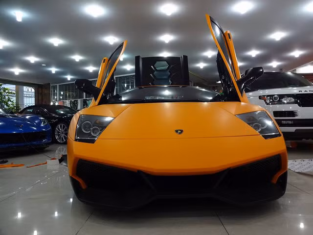 Siêu xe Lamborghini Murcielago LP670-4 SV của đại gia Minh Nhựa có giá gần 22 tỷ đồng. Ngoài ra, anh còn sở hữu nhiều siêu xe khác như McLaren 650S Spider (khoảng 5 tỷ), BMW i8....Ảnh: Autopro.