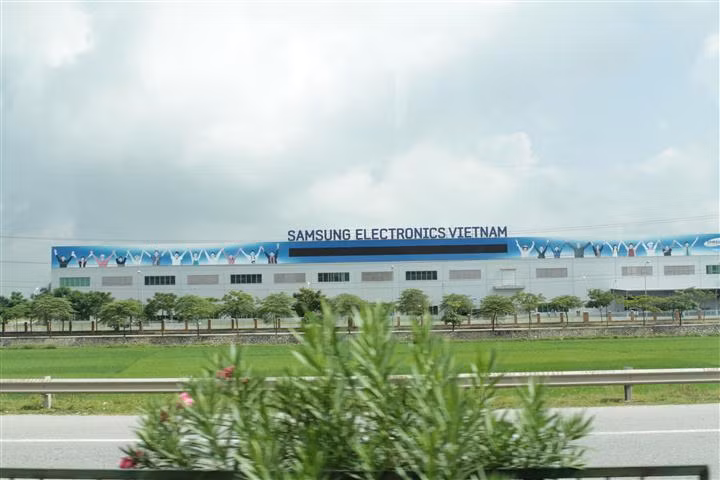Sau gần 20 năm có mặt tại Việt Nam, hiện Samsung có ba nhà máy được xây dựng ở nước ta. Các nhà máy Samsung Việt Nam được đặt tại 2 Khu tổ hợp là Samsung Electronics Việt Nam (SEV) với diện tích 110ha ở Yên Phong, Bắc Ninh; và Samsung Electronics Việt Nam Thái Nguyên (SEVT) với diện tích 170ha ở Phổ Yên, Thái Nguyên.