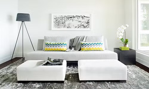 Với phòng khách chung nên chọn sofa thẳng để không cản trở lối đi, giúp phòng thoáng hơn. Ảnh: Forbes.