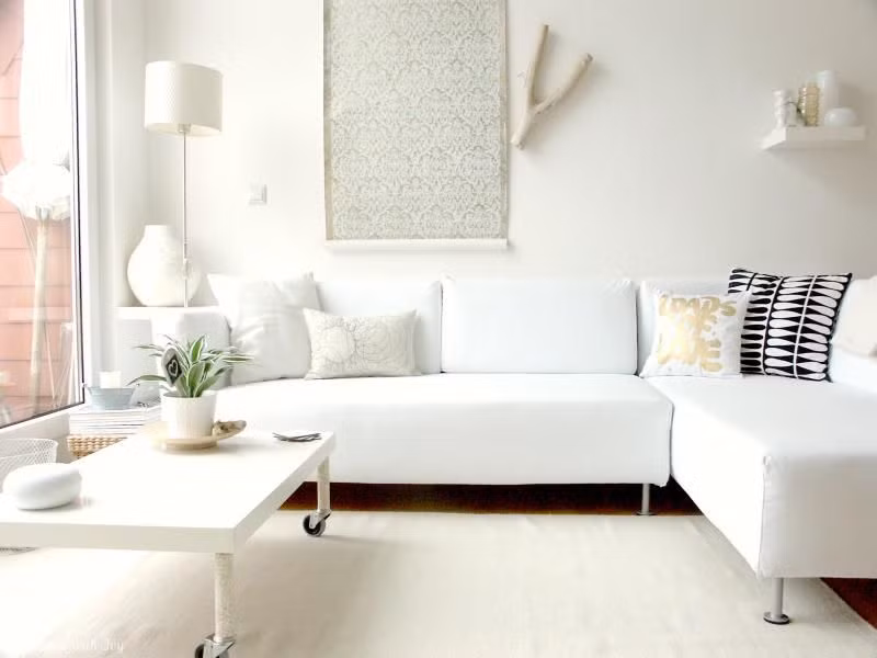 Sofa với tông màu nhẹ nhàng như trắng, xám...tạo cảm giác rộng rãi cho không gian phòng khách. Ảnh: Homedit.