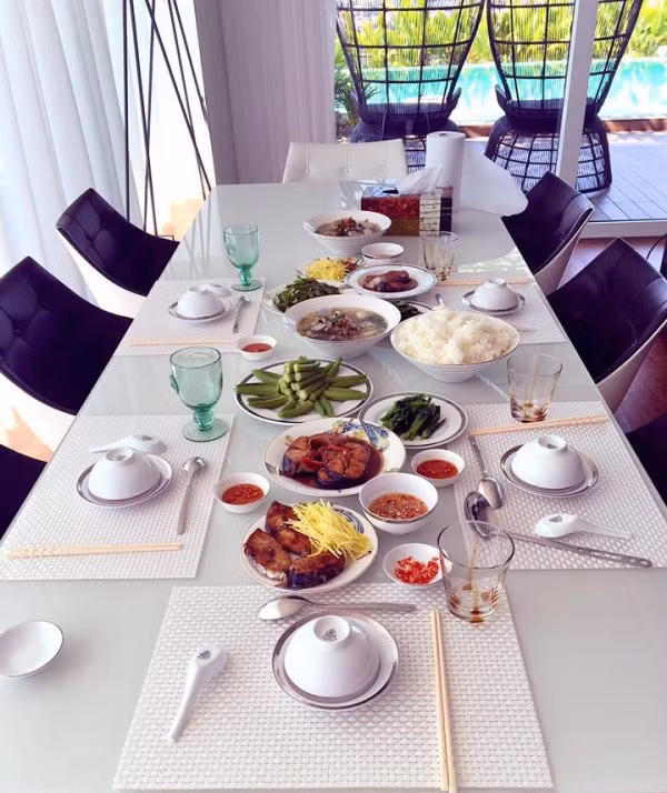 Đây là nơi để ăn uống của cả gia đình. Nhà bếp thông ra với bể bơi.