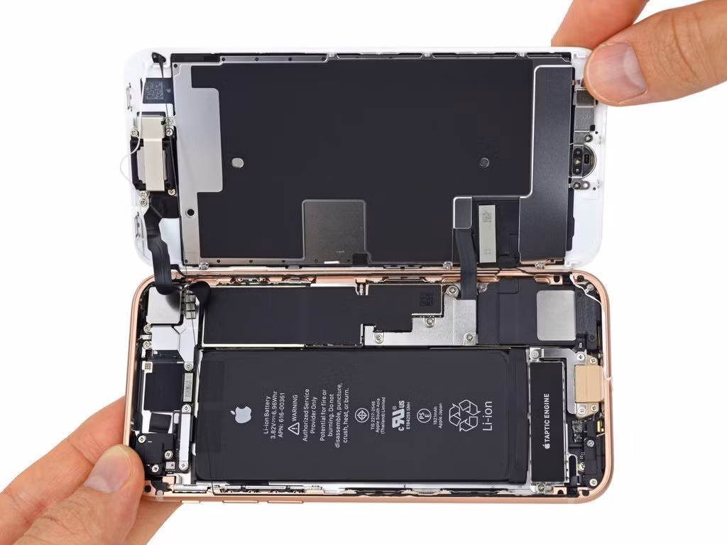 Tận mục các link kiện bên trong chiếc iPhone 8. Ảnh: Twitter.