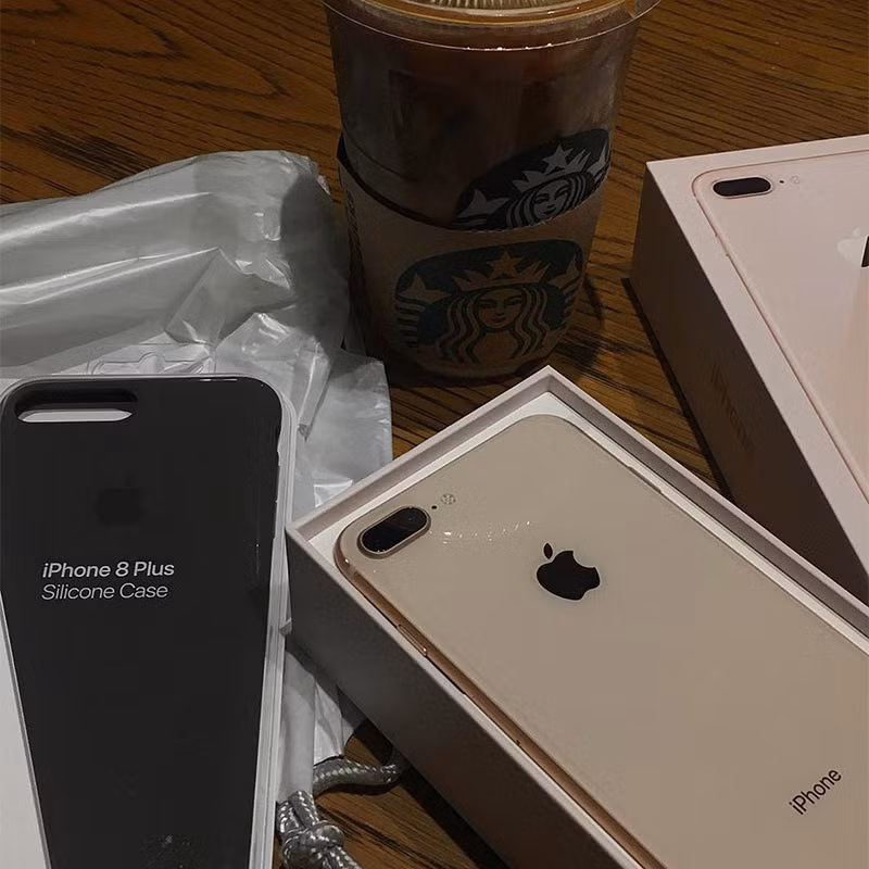 Cửa hàng bán lẻ tại các nước mở cửa từ 8h sáng (giờ địa phương) để đón những khách hàng đầu tiên đến mua sản phẩm. Ảnh: Instagram.