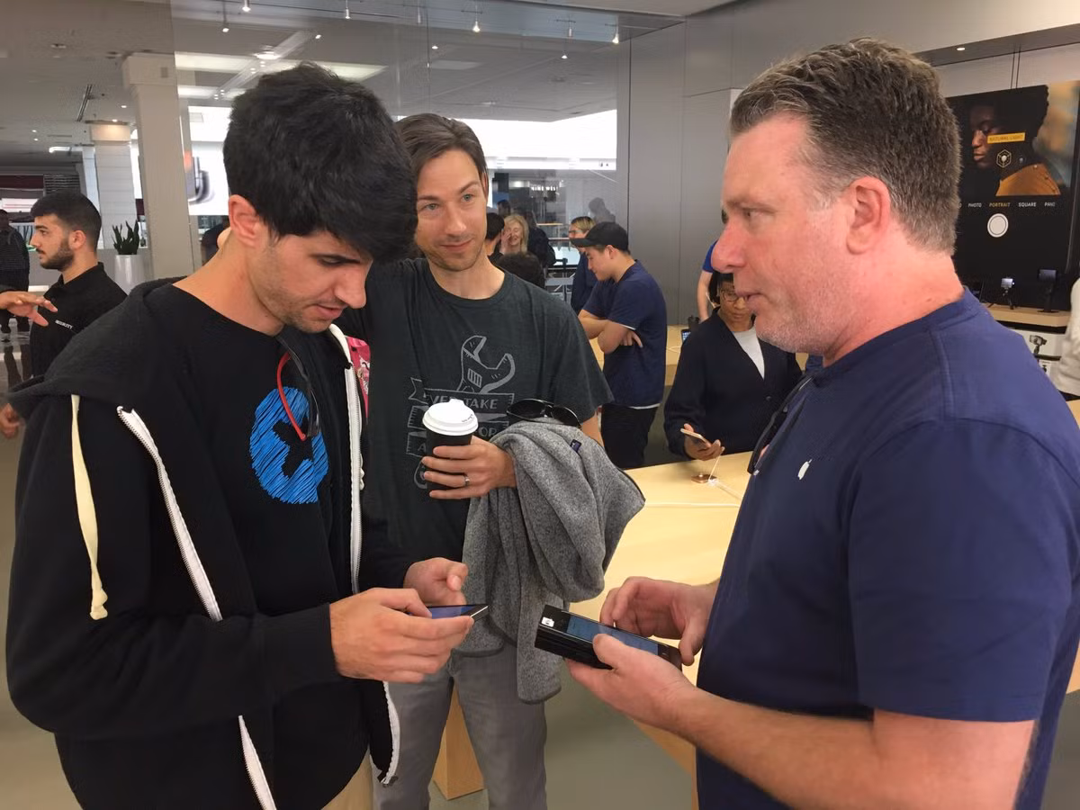 Năm nay, nguồn hàng iPhone 8/iPhone 8 Plus dường như không khan hiếm nên việc mua iPhone 8 tại cửa hàng sẽ dễ hơn. Ảnh: Twitter.