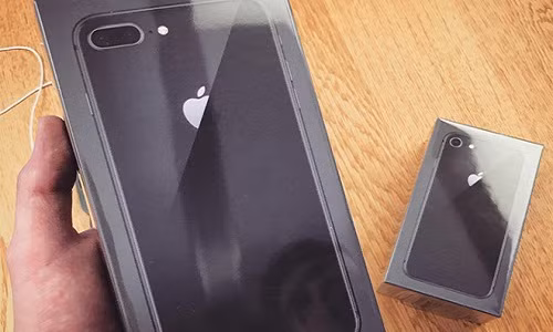 Chiếc iPhone 8 mới trên người dùng tại một cửa hàng Apple ở Sydney. Ảnh: Instagram.