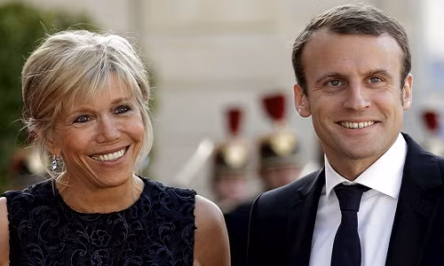 Bà Brigitte Trogneux - phu nhân tân Tổng thống Pháp Emmanuel Macron là một người phụ nữ sành điệu với mái tóc vàng và nụ cười ấm áp. Ảnh: Ibtimes.
