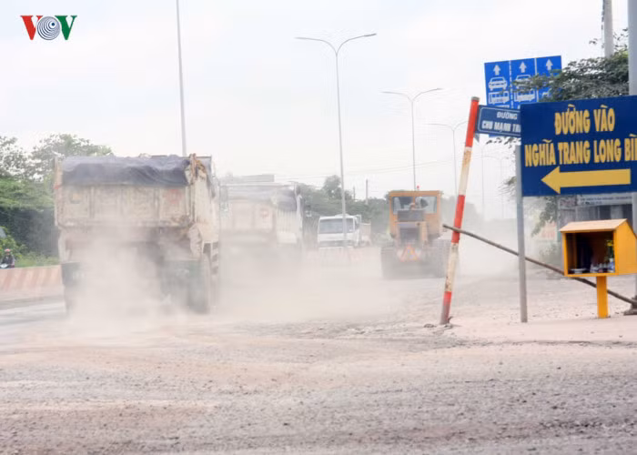 Đáp lại, mới đây, đại diện một doanh nghiệp khai thác đá cho rằng: yêu cầu doanh nghiệp khác góp tiền để dọn vệ sinh trên đường là vô lý vì đây tuyến đường BOT, chủ đầu tư đã thu tiền thì phải có trách nhiệm vệ sinh và duy tu. Cuộc tranh cãi vẫn chưa có hồi kết nhưng bụi thì ngày ngày vẫn mù mịt. Hậu quả thì người đi đường phải gánh.
