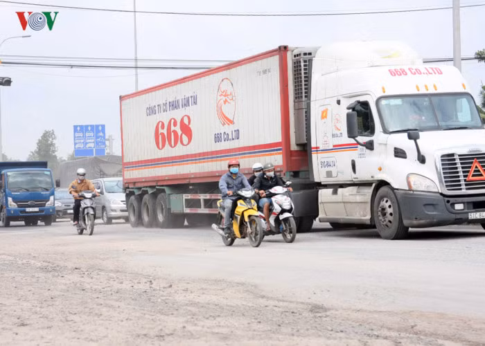 Dự án đường tránh thành phố Biên Hòa được kỳ vọng sẽ rút ngắn thời gian lưu thông của phương tiện, giảm mật độ giao thông trên Quốc lộ 1 đi qua thành phố Biên Hòa. Song dự án này nhiều lần vấp phải sự phản đối quyết liệt của người dân khi thu phí đường tránh nhưng trạm thu phí lại đặt trên Quốc lộ 1.