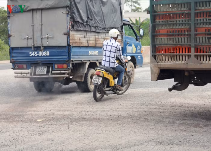 Nhưng trái lại, thời gian gần đây, đường Võ Nguyên Giáp luôn ngập trong bụi, không khí ngột ngạt đến tức thở, trở thành nỗi ám ảnh của người dân 2 bên đường và người tham gia giao thông.