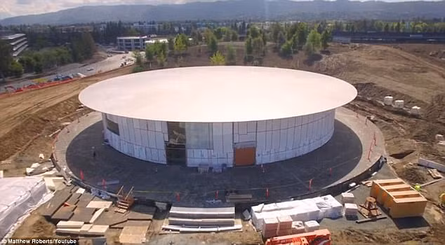 Ban đầu, chi phí xây dựng trụ sở mới của Apple khoảng 2 tỷ USD, hoàn thành vào khoảng năm 2015-2016. Tuy nhiên, do yêu cầu quá cao về chất lượng thiết kế, phương pháp thi công, chi phí đã lên tới 5 tỷ USD. Ảnh: Youtube.