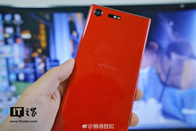 Lo anh mau do cua Sony Xperia XZ Premium-Hinh-2