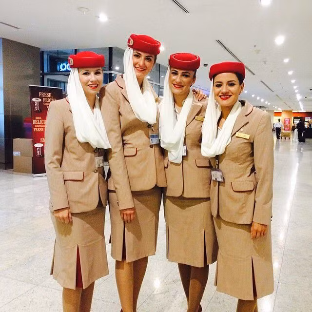 Với các tiếp viên hàng không Emirates, mức lương bình quân mỗi tháng khoảng 2.545 USD. Họ được ở miễn phí trong các căn hộ sang trọng và tiện nghi. Ảnh: Printest.