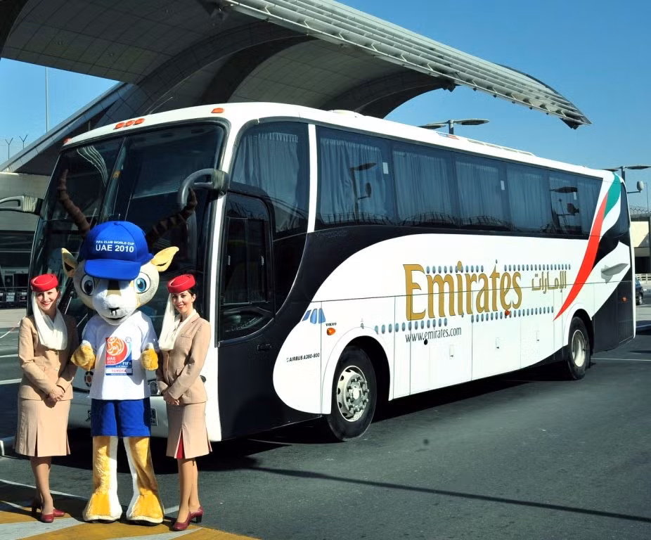 Hãng hàng không Emirates đầu tư rất nhiều dịch vụ cao cấp trên máy bay cho hành khách. Emirates Airines cung cấp dịch vụ tài xế đưa đón hành khách hạng thương gia miễn phí từ nơi khởi hành đến sân bay và ngược lại. Ảnh: Blogger.