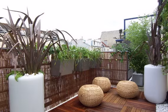 Ghế mây êm ái là nơi bạn có thể ngồi thư giãn ngắm cảnh hay đọc sách.