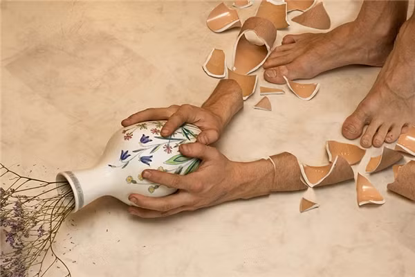 Tay cầm thì vỡ toang mà chiếc bình không vỡ. Ảnh: Printest.
