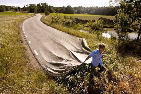 Dưới công nghệ photoshop, anh chàng có thể tự đi theo con đường riêng của mình như thế này. Ảnh: Erik Johansson.