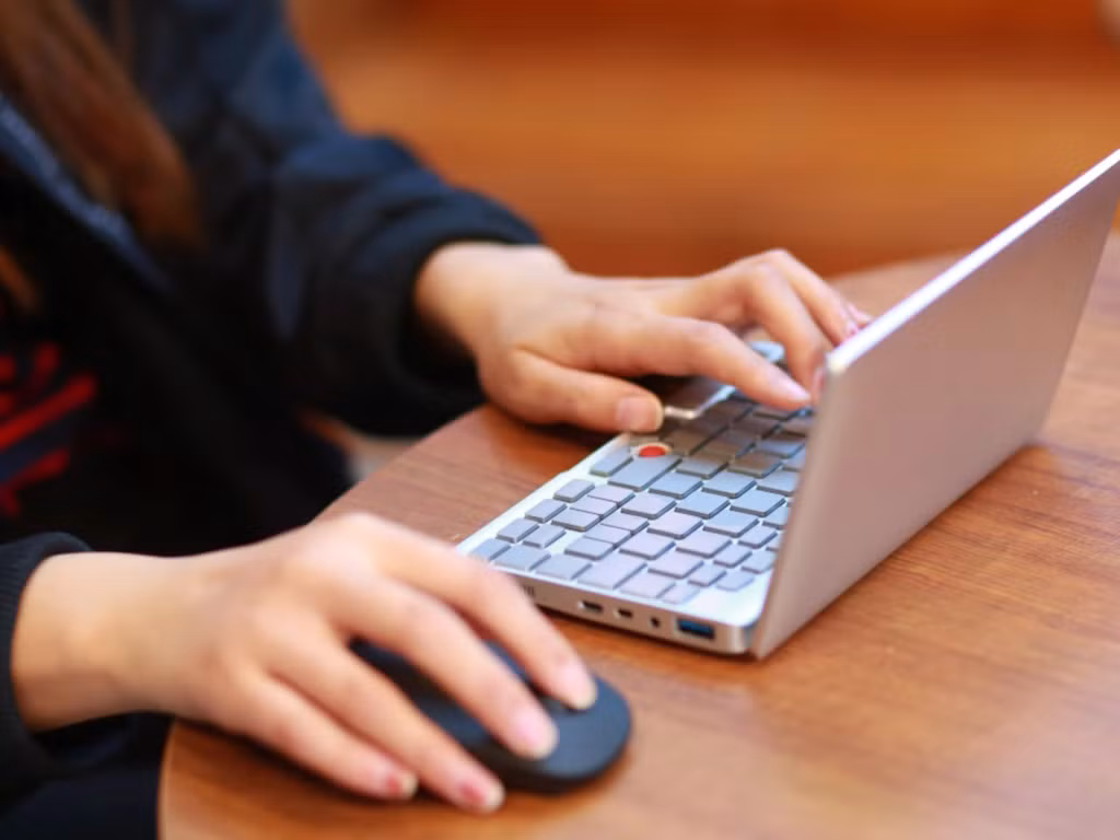 Về cấu hình, laptop sở hữu chip xử lý Intel Atom 1,6 GHz, RAM 8 GB và bộ nhớ trong 128 GB. Pin lên đến 12 giờ sử dụng liên tục, có hỗ trợ Bluetooth, Wi-Fi.