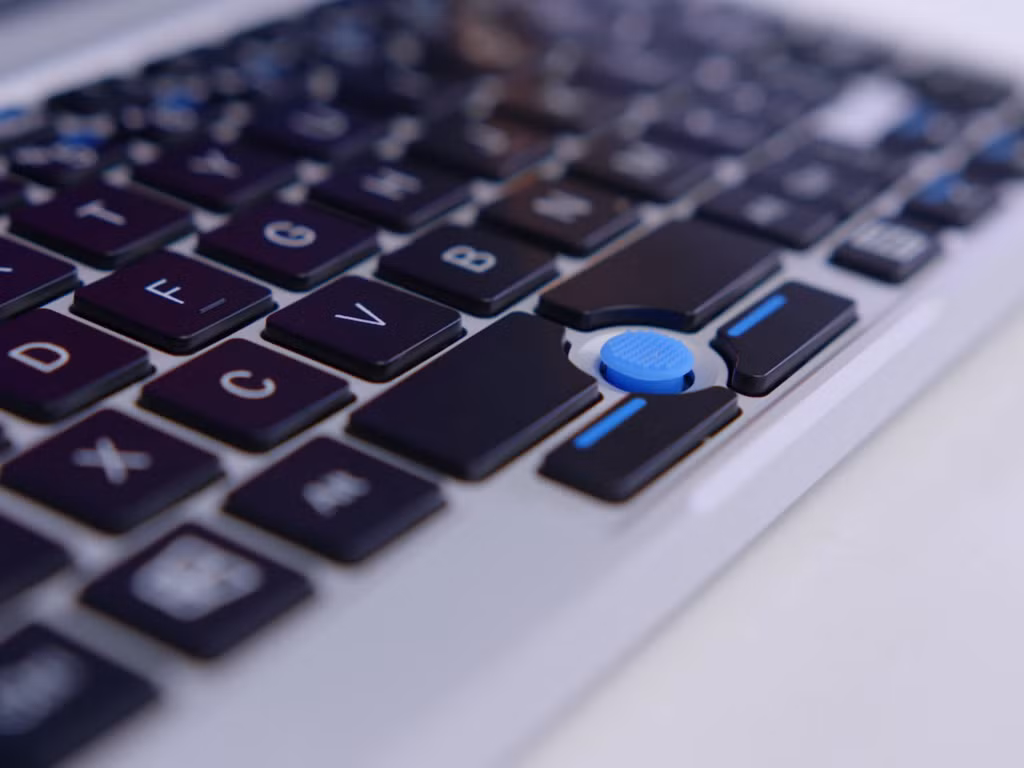Vì kích thước nhỏ nên GPD Pocket không sử dụng trackpad như các sản phẩm thông thường mà là trackballs, khá giống với máy tính xách tay hiệu ThinkPad.
