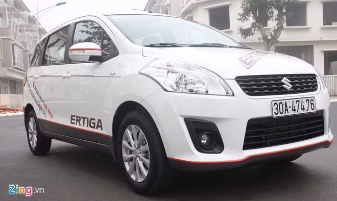 4. Suzuki Ertiga (24 xe): Ertiga là mẫu SUV thứ 2 của Suzuki sau Grand Vitara cũng đang gặp khó tại thị trường Việt Nam. Doanh số cộng dồn của mẫu SUV này sau 3 tháng là 24 chiếc, trung bình mỗi tháng có 8 chiếc được bán ra. Dù sở hữu mức giá rẻ là 639 triệu đồng, nhưng kiểu dáng thiết kế 5+2 cùng động cơ công suất yếu khiến Ertiga không được lòng khách hàng Việt.