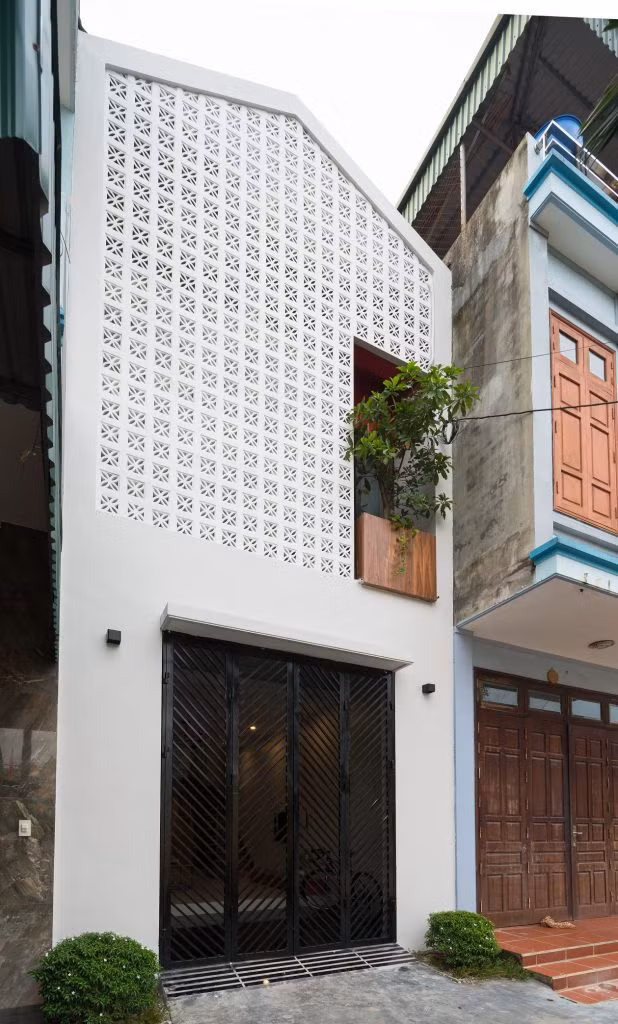 Đáp ứng mong muốn một không gian ở hiện đại và thông thoáng của gia chủ, kiến trúc sư sử dụng gạch hoa gió tại mặt tiền công trình.