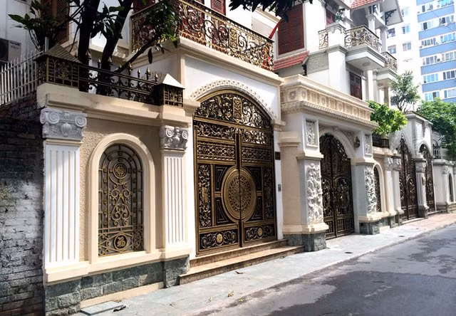Được biết chủ nhân của 3 biệt thự trên là 3 canh em người Thái Bình, họ đều làm trong ngành ngân hàng và chứng khoán.