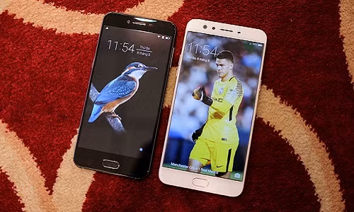 Có 10 triệu trong tay, không ít người dùng băn khoăn chọn Bphone 2017 "chất như quả đất" hay Oppo F3 Plus "chuyên gia selfie". Hãy cùng so sánh nhanh giữa hai smartphone để có được lựa chọn phù hợp. Ảnh: Thegioididong.