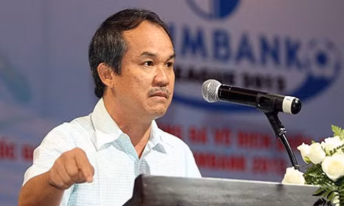 Bầu Đức là một trong những đại gia Việt có tuổi thơ vất vả. Sinh ra trong gia đình nông dân nghèo ở Nhơn Mỹ, huyện An Nhơn, tỉnh Bình Định, ông Đoàn Nguyên Đức (bầu Đức) ngày ngày dắt trâu ra đồng khi còn nhỏ. Ảnh: Vietnamnet.