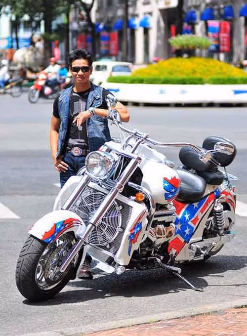 Thế nhưng, hơn 20 năm trước, Công Mô tô là cậu bé đen nhẻm, gầy gò lang thang khắp nơi từ huyện Cần Giuộc, tỉnh Long An lên Sài Gòn, hàng ngày phụ việc đội bốc vác ở bến xe để kiếm miếng cơm. Ảnh: Zing.
