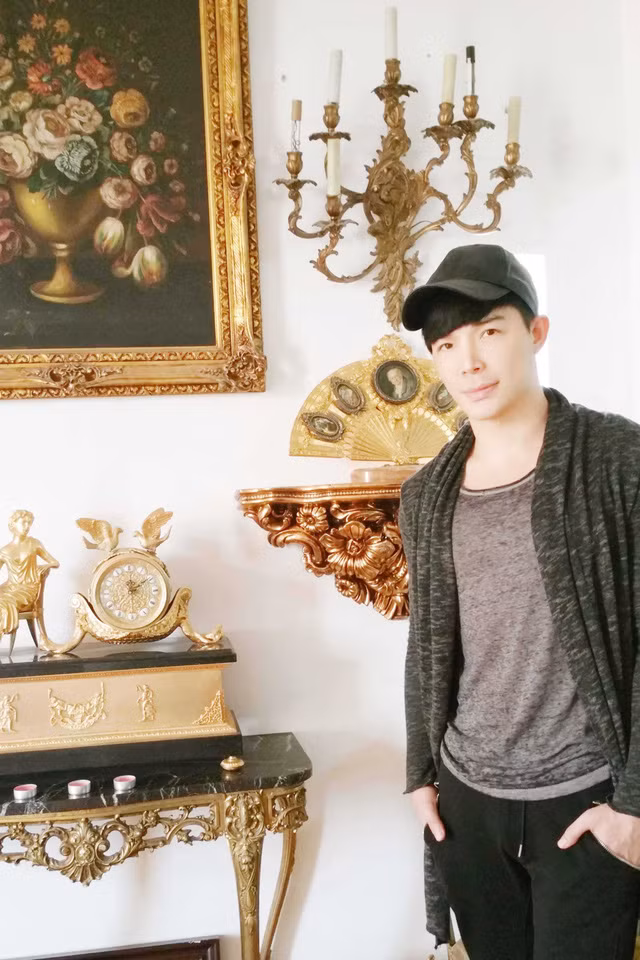 Ngôi nhà của mẹ con Nathan Lee giống như một cung điện nhỏ với nhiều món đồ quý hiếm của hoàng gia các nước Italy, Pháp, Anh, Tây Ban Nha... từ thế kỷ XVII - XVIII.