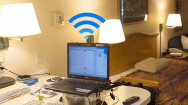 Tận dụng laptop cũ làm bộ phát wi-fi trong trường hợp khẩn cấp. Ảnh: Loffee.