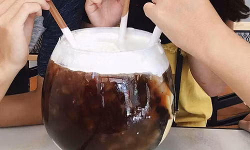"Mình thích trà sữa, có thể nói nghiện cũng không sai vì ngày nào cũng 2 cốc, ít nhất là 1 mà toàn size lớn.