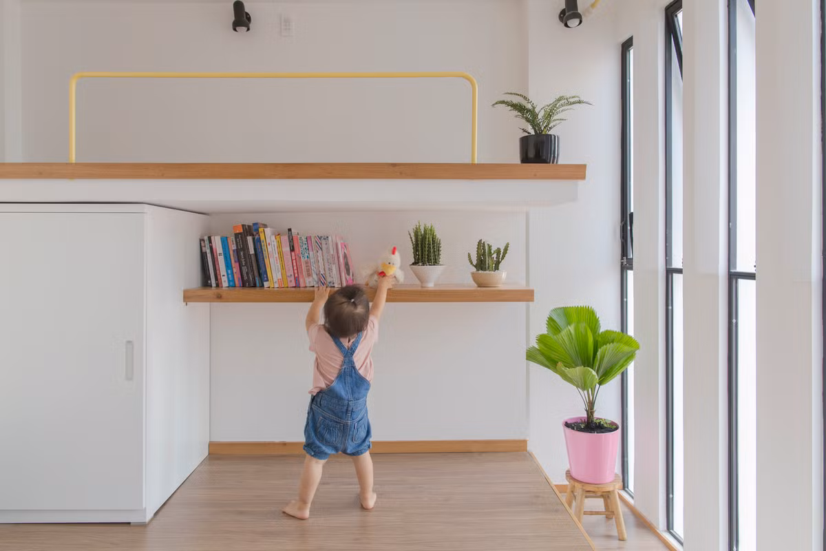 Trong phòng còn trang trí thêm nhiều chậu cây xanh giúp điều hòa không khí.