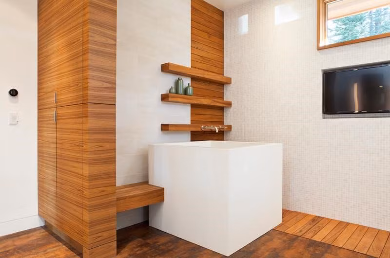 Gam màu trắng trong kết hợp hoàn hảo với vật dụng bằng gỗ tạo cho căn phòng trở thành độc nhất vô nhị.