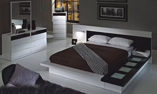Nếu đang tìm kiếm món đồ nội thất hiện đại nhất năm nay, bạn có thể tham khảo chiếc giường thuận tiện đáp ứng nhiều chức năng khác nhau khi tích hợp 2 bộ ngăn kéo phía dưới và chiếc bàn nhỏ xinh gắn cạnh đầu giường.