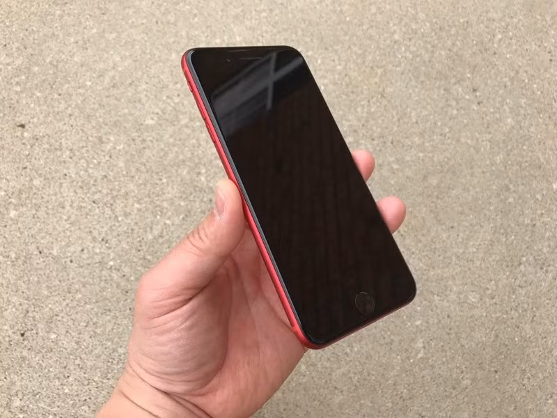 iPhone đỏ với mặt trước của iPhone Jet Black. Ảnh: MacRumors.