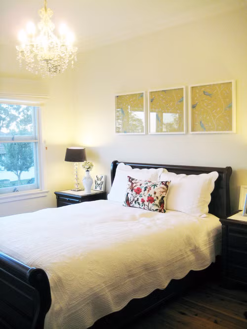 Hãy mạnh dạn vớt bỏ bộ chăn ga gối cũ và thay bằng một bộ mới bắt mắt hơn. Ảnh: Houzz.