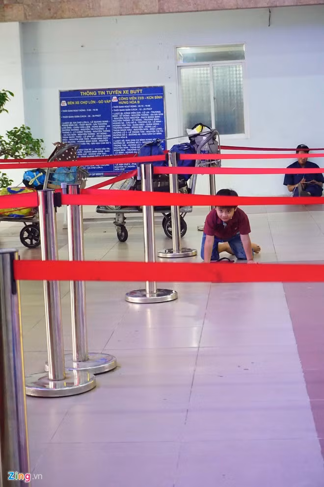 Nhiều cậu bé hiếu động tìm được cách “thoát” khỏi vòng kiếm soát của cha mẹ để chạy nhảy, bò trườn trong sân ga.