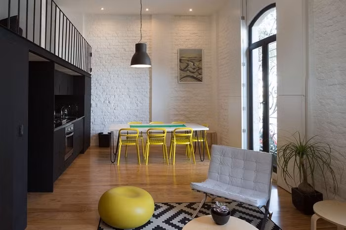 Một trong những điều tuyệt vời nhất mang đến thành công trong việc sắp xếp và bài trí căn hộ đó chính là trần cao. Cũng vì lợi thế này, các kiến trúc sư thoải mái phân chia các khu vực chức năng. Nhỏ mà hóa rộng rãi vô cùng.