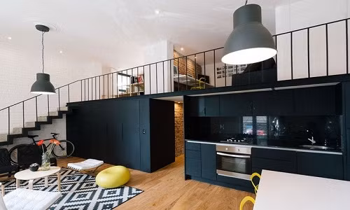 Không những thế, khi nhận căn hộ này, chủ nhân đã vô cùng bất ngờ khi các kiến trúc sư đã thể hiện vẻ đẹp mộc mạc, bình dị cho ngôi nhà bằng cách tạo bức tường gạch thô sơn trắng, cách sắp xếp các khu vực chức năng với màu đen chủ đạo.