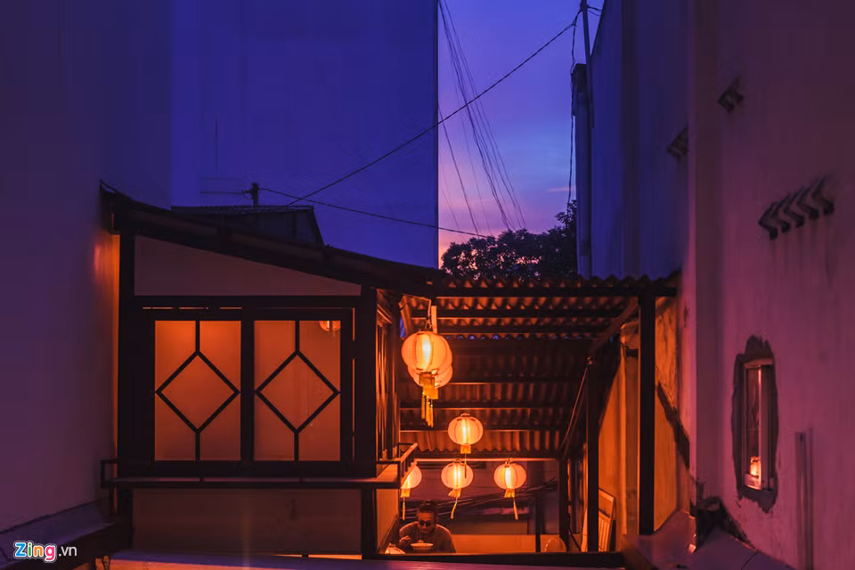 Đặc điểm chung của izakaya là đều có bảng hiệu bằng vải thưa hoặc cửa kính, để thực khách từ bên ngoài có thể nhìn được vào bên trong, và nổi bật nhất là các lồng đèn làm bằng giấy đỏ.